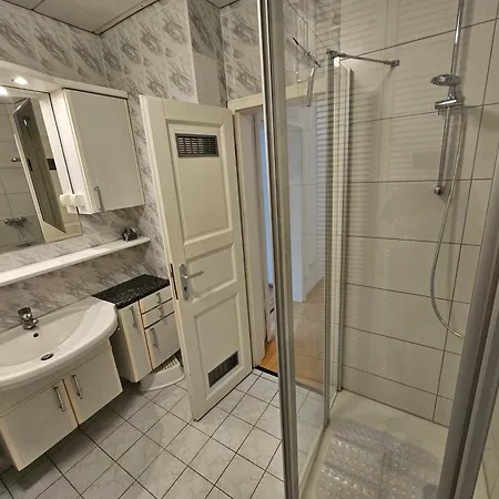 95qm Erdgeschosswohnung Im Villenviertel Vollausgestattet Mit Kamin, Balkon Und Garten - Wlan Gratis Apartment *