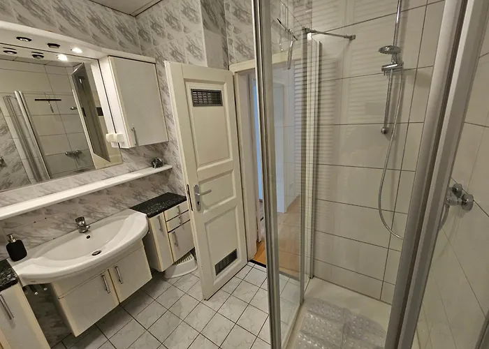 95qm Erdgeschosswohnung Im Villenviertel Vollausgestattet Mit Kamin, Balkon Und Garten - Wlan Gratis Lägenhet *